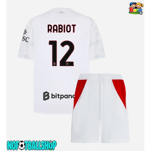 AC Milan Adrien Rabiot #12 Bortedraktsett Barn 2026-27 Kortermet (+ Korte bukser) AC Milan Adrien Rabiot #12 Bortedraktsett Barn 2026-27 Kortermet (+ Korte bukser)