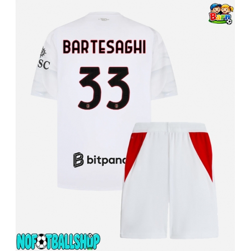 AC Milan Davide Bartesaghi #33 Bortedraktsett Barn 2026-27 Kortermet (+ Korte bukser) AC Milan Davide Bartesaghi #33 Bortedraktsett Barn 2026-27 Kortermet (+ Korte bukser)