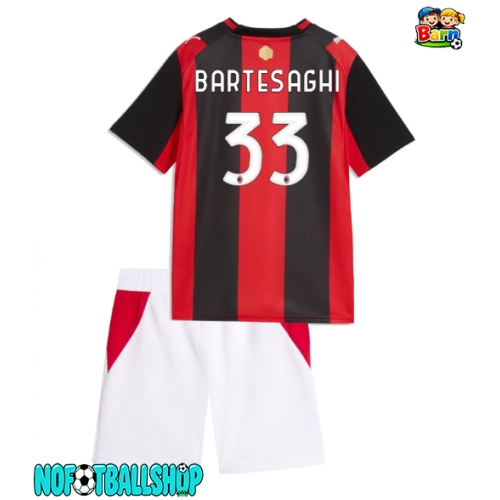 AC Milan Davide Bartesaghi #33 Hjemmedraktsett Barn 2026-27 Kortermet (+ Korte bukser) AC Milan Davide Bartesaghi #33 Hjemmedraktsett Barn 2026-27 Kortermet (+ Korte bukser)