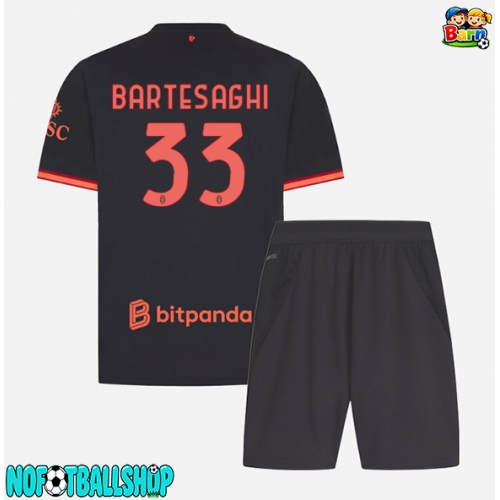 AC Milan Davide Bartesaghi #33 Tredjedraktsett Barn 2026-27 Kortermet (+ Korte bukser) AC Milan Davide Bartesaghi #33 Tredjedraktsett Barn 2026-27 Kortermet (+ Korte bukser)