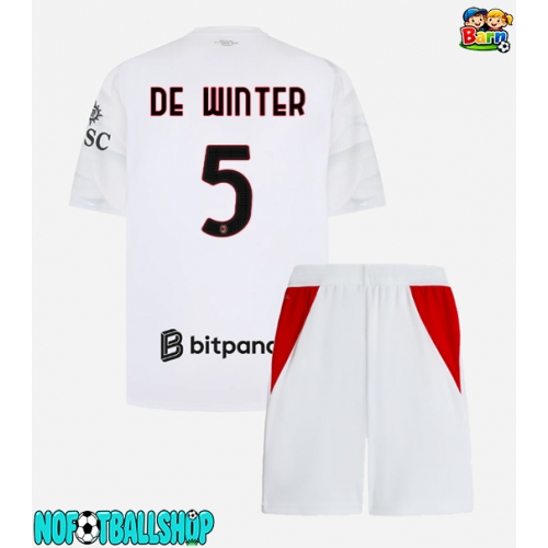 AC Milan Koni De Winter #5 Bortedraktsett Barn 2026-27 Kortermet (+ Korte bukser) AC Milan Koni De Winter #5 Bortedraktsett Barn 2026-27 Kortermet (+ Korte bukser)