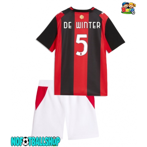 AC Milan Koni De Winter #5 Hjemmedraktsett Barn 2026-27 Kortermet (+ Korte bukser) AC Milan Koni De Winter #5 Hjemmedraktsett Barn 2026-27 Kortermet (+ Korte bukser)