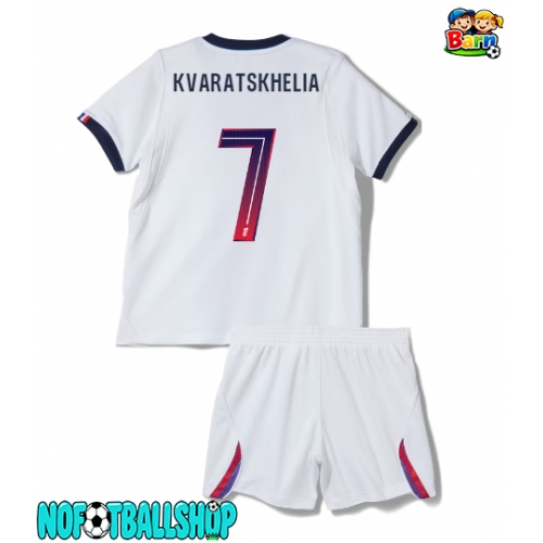 Paris Saint-Germain Khvicha Kvaratskhelia #7 Bortedraktsett Barn 2026-27 Kortermet (+ Korte bukser) Paris Saint-Germain Khvicha Kvaratskhelia #7 Bortedraktsett Barn 2026-27 Kortermet (+ Korte bukser)