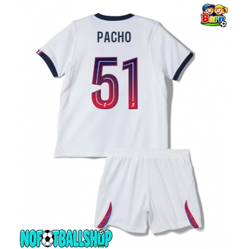 Paris Saint-Germain Willian Pacho #51 Bortedraktsett Barn 2026-27 Kortermet (+ Korte bukser) Paris Saint-Germain Willian Pacho #51 Bortedraktsett Barn 2026-27 Kortermet (+ Korte bukser)